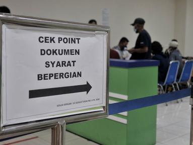 Calon penumpang menjalani pemeriksaan dokumen syarat berpergian sebelum berangkat menggunakan jasa bus antar kota antar provinsi (AKAP) di Terminal Pulo Gebang, Jakarta, Minggu (17/5/2020). (merdeka.com/Iqbal S. Nugroho)