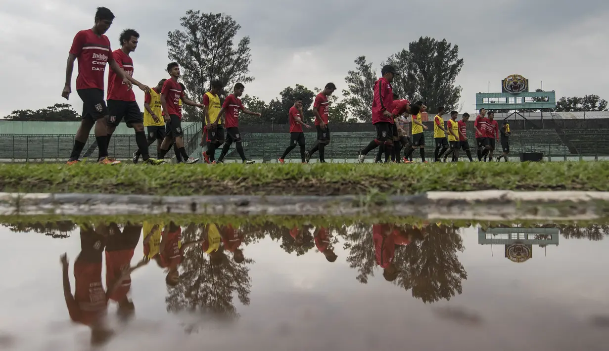 Para pemain Bali United melakukan latihan jelang pertandingan uji coba melawan Persib di Stadion Siliwangi, Bandung, Jumat (12/2/2016). Uji coba ini bertujuan untuk mematangkan persiapan jelang Bali Island Cup. (Bola.com/Vitalis Yogi Trisna)
