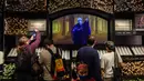 Orang-orang berbelanja di dalam toko Harry Potter Terbesar di Dunia saat resmi dibuka di New York City, Kamis (3/6/2021). Toko Harry Potter ini seharusnya dibuka pada tahun lalu namun ditunda karena pandemi covid-19. (Angela Weiss / AFP)