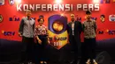 Ambrizal, Harsiwi Achmad, Joko Driyono dan Mahadirga Lasut berfoto bersama usai konferensi pers jelang turnamen pramusim Surya Citra Media (SCM) Cup 2015, Jakarta, Senin (12/1). SCM Cup akan digelar pada 17-27 Januari. (Liputan6.com/Helmi Fithriansyah)