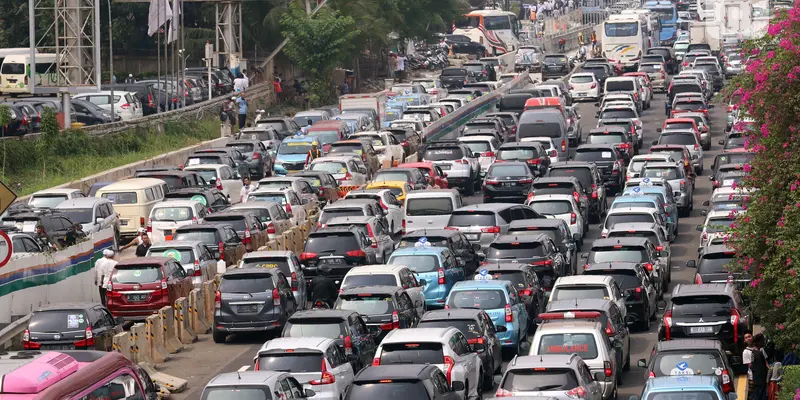 FOTO: Rizieq Shihab Pulang, Tol Bandara Soetta Macet Parah