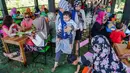 Suasana restoran kolam ikan di desa Wedomartani di Yogyakarta (15/11/2019). Pengunjung bisa menikmati makanan sambil merendam kakinya di kolam ikan kecil. (AFP Photo/Oka Hamied)