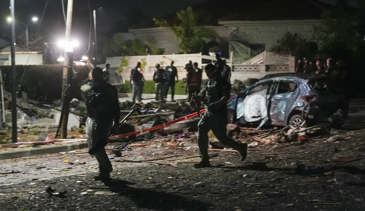 Tim penyelamat Israel mengatakan tiga orang terluka saat berlari mencari perlindungan, dan empat rumah di Israel selatan rusak akibat serangan roket. (AP Photo/Tsafrir Abayov)