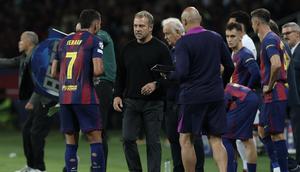 Pelatih Barcelona, Hansi Flick, berbicara kepada Ferran Torres saat laga Liga Champions melawan Paris Saint-Germain (PSG) di Estadi Olimpic Lluis Companys, Barcelona, Kamis (2/10/2025) dini hari WIB. (Lluis Gene/AFP) 
AFP