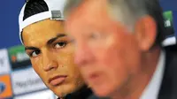 Manchester United&#039;s Portuguese midfielder Cristiano Ronaldo (L) listens to manager Sir Alex Ferguson during a press conference in Manchester, north west England on April 6, 2009. AFP PHOTO/Paul Ellis 