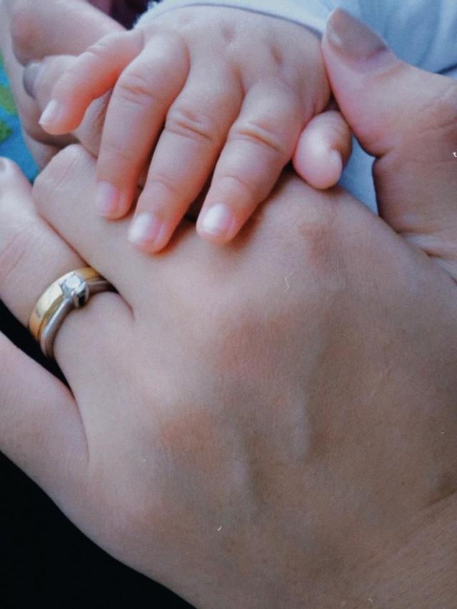 6 Potret Indah Permatasari Peluk Buah Hati, Masih Rahasikan Wajah dan Namanya