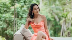 Inilah pesona Sophia Latjuba saat berpose di depan kamera. Ia kerap menggunakan ranjang dan bantal sebagai bantuan untuk bergaya. Menariknya, pemilik nama lengkap Sophia Inggriani Latjuba ini seolah memamerkan tatonya di lengan. (Liputan6.com/IG/sophialatjuba)