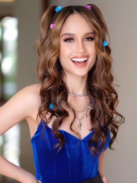 Kali ini Cinta Laura kenakan korset dengan look yang playful. Korset velvet berwarna biru itu dipadukan dengan aksesori dan bunny tail. [instagram/claurakiehl]