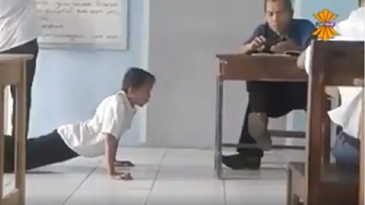 Kejam, Guru Ini Tendang Kepala Murid Usai Mengukumnya