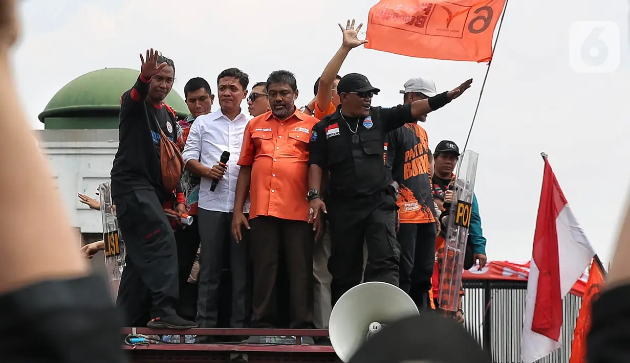 Hari ini, Kamis (22/8/2024), ribuan orang dari berbagai elemen dan organisasi berunjuk rasa di depan gedung DPR RI. (Liputan6.com/Angga Yuniar)