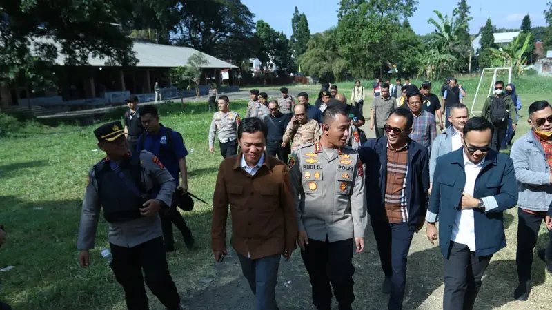 Wakil Ketua Komisi III DPR RI, Habiburokhman didampingi sejumlah anggota lainnya, seperti Rano Alfath, Heru Widodo, Nazarrudin Dek Gam, dan Supriansa meninjau SMAK Dago di Jalan Ir Juanda, Kota Bandung, Kamis (8/8/2024) (Istimewa)