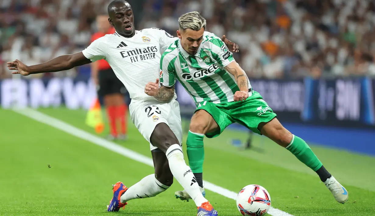 Pertandingan ini dikuasai oleh Madrid. Namun tak mudah bagi mereka menjebol gawang Betis. (Thomas COEX / AFP)