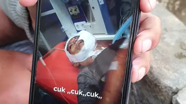 Imam (28) memperlihatkan rekaman video H (43), istri MY (61), yang membeberkan detik-detik peristiwa berdarah di rumahnya di kawasan Kebon Baru, Tebet, Jakarta Selatan. Akibat penusukan itu, MY tewas. (Merdeka.com/Bachtiarudin Alam)