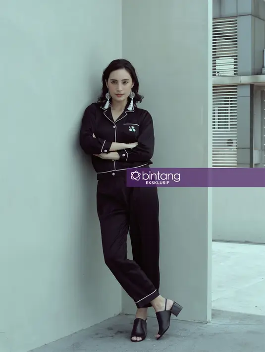 Bermain dengan para jebolan stand up comedian, pemeran Mia dalam film I Am Hope itu merasakan enjoy. Ia juga banyak belajar dari para komika tersebut disela-sela syuting. (Galih W. Satria/Bintang.com)