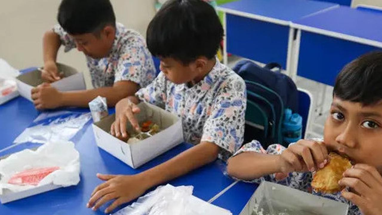 Anggaran Rp10 Ribu Kurang, DPR Usul Makan Siang Gratis Hanya untuk Siswa PAUD sampai SMP