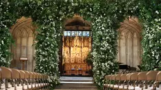 Karangan bunga menghiasi depan tangga altar Kapel St George untuk upacara pernikahan Pangeran Harry dan Meghan Markle di Kastil Windsor, Inggris, Sabtu (19/5). Pangeran Harry dan Meghan Markle akan menikah pada 19 Mei 2018. (Danny Lawson/POOL/AFP)