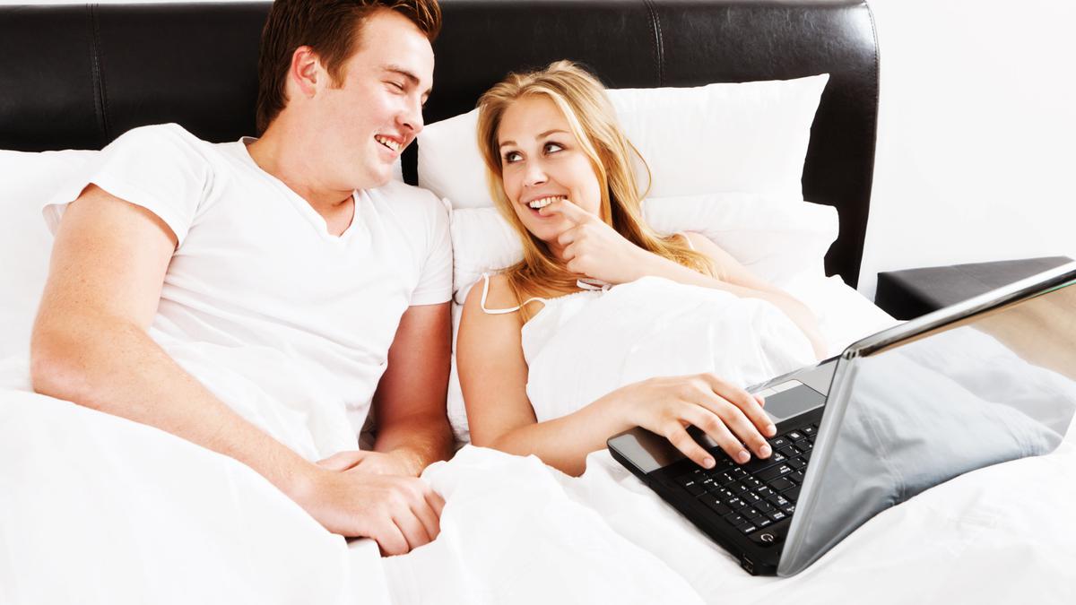 Tips Seksi Nonton Film Porno Bersama Pasangan - Health Liputan6.com