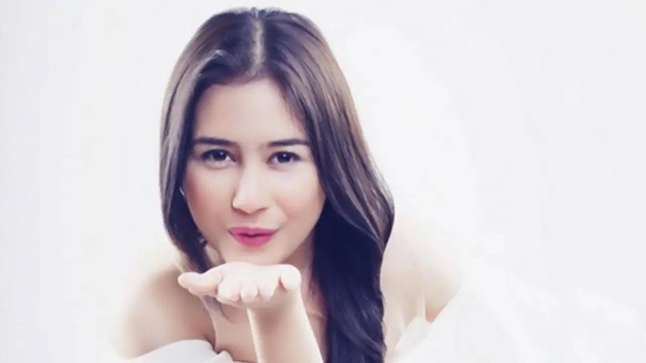 Prilly Latuconsina 