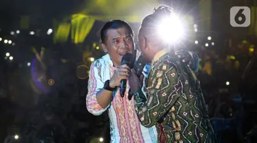 Penyanyi Didi Kempot tampil dalam perayaan Harlah ke-20 Fraksi PKB DPR RI di Kompleks Parlemen Senayan, Jakarta, Kamis (31/10/2019). The Godfather of Broken Heart tersebut membawakan sejumlah lagu di antaranya 'Kalung Emas' dan 'Cidro'. (Liputan6.com/JohanTallo)