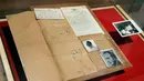 Berkas laboratorium forensik yang membandingkan foto Adolf Eichmann dengan Ricardo Klement yang ditampilkan di Jewish Heritage, New York (14/7). Dalam pelariannya Adolf Eichmann mengganti identitasnya menjadi Ricardo Klement. (AP Photo/Richard Drew)