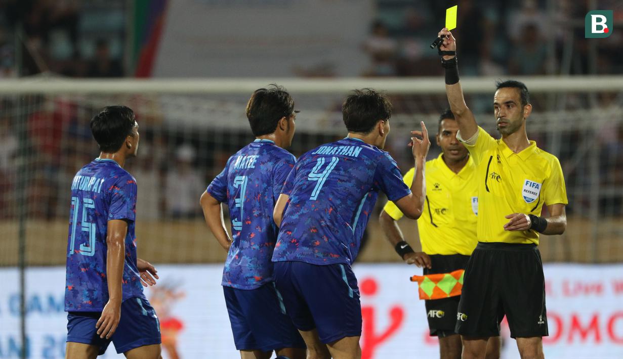 Atas ulahnya tersebut, wasit hanya memberikan kartu kuning buat Jonathan Khemdee. (Bola.com/Ikhwan Yanuar)
