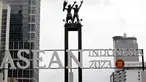 Logo KTT ASEAN Summit 2023 menghiasi kawasan di Bundaran Hotel Indonesia (HI), Jakarta Pusat, Kamis (2/2/2023). Indonesia mendapatkan mandat untuk memegang Chairmanship ASEAN 2023 maka di tahun ini Indonesia menjadi tuan rumah KTT Asean Summit 2023. (Liputan6.com/Johan Tallo)