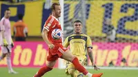 Pemain Boca Juniors Ayrton Costa berduel dengan pemain Bayern Munchen Harry Kane dalam laga Grup C Piala Dunia Antarklub di Miami Gardens, Florida, Sabtu (21/6/2025) WIB. (AP Photo/Rebecca Blackwell)