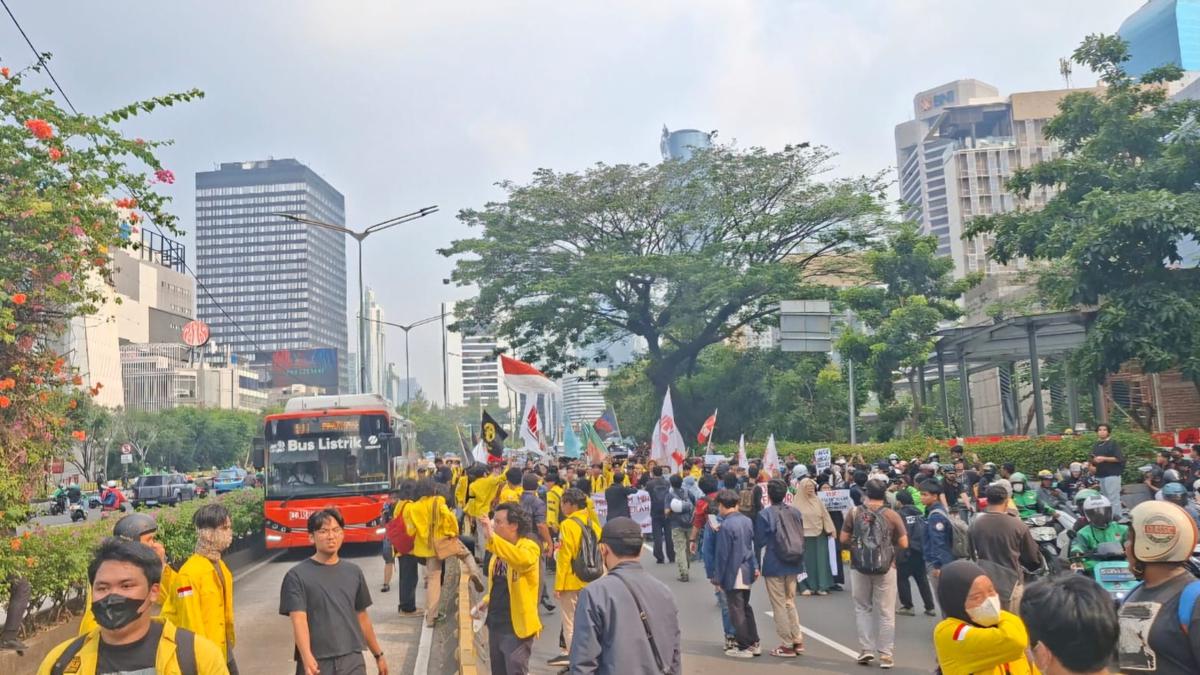 Jalan Layang Semanggi Ditutup Imbas Demo, Ini Rute Alternatifnya