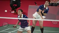 Ganda putri Malaysia Lee Meng Yean melihat saat Chow Mei Kuan (kanan) mengembalikan kok ke arah wakil Indonesia Greysia Polii dan Apriyani Rahayu pada pertandingan pertama Grup A bulu tangkis di Musashino Forest Sport Plaza, Sabtu (24/7/2021). Greysia / Apriyani menang 21-17 (Alexander NEMENOV/AFP)