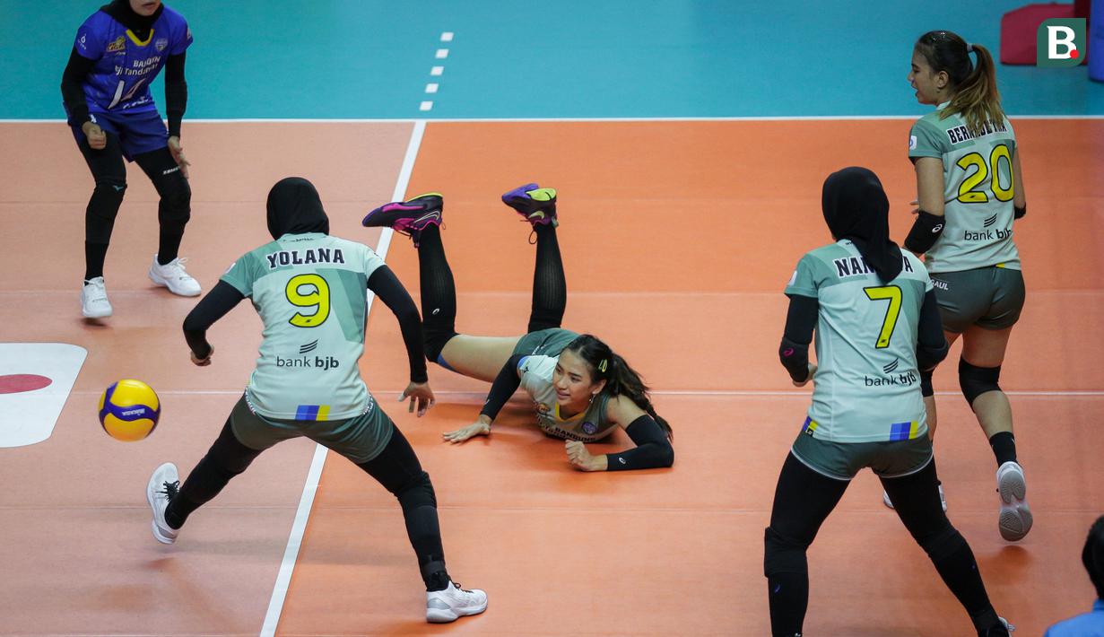 Ia mengenal olahraga voli dari ibundanya yang merupakan seorang mantan pevoli juga. Pada umur 12 tahun, Yolla dimasukkan ke klub ALKO Bandung. Dua tahun kemudian, ia bermain untuk Bogor Prayoga Unitas dan berhasil tampil menawan hingga namanya mulai dikenal. (Bola.com/Bagaskara Lazuardi)