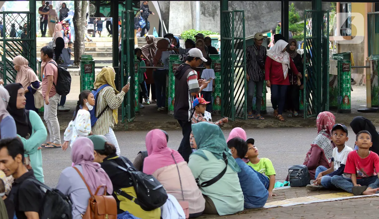 Bambang belum bisa memprediksi berapa jumlah total pengunjung sampai jam tutup operasional Taman Margasatwa Ragunan. Namun, ada kemungkinan jumlah pengunjung bisa dua kali lipat setelah pukul 12.00 WIB. (Liputan6.com/Herman Zakharia)