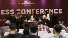 Mantan Pebulutangkis, Liliyana Natsir, memberikan motivasi kepada peserta Piala Presiden Esports 2019 di Gedung Krida Bhakti Setneg, Jakarta, Selasa (26/3). Final Piala Presiden Esports akan digelar pada 30-31 Maret 2019. (Bola.com/Yoppy Renato)