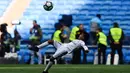 Aksi Cristiano Ronaldo Jr saat melakukan tendangan salto usai pertandingan antara Real Madrid dan Atletico Madrid di Madrid (8/4). Sebelumnya, Cristiano Ronaldo menciptakan satu gol ke gawang Juventus lewat tendangan salto. (AFP Photo/Gabriel Bouys)