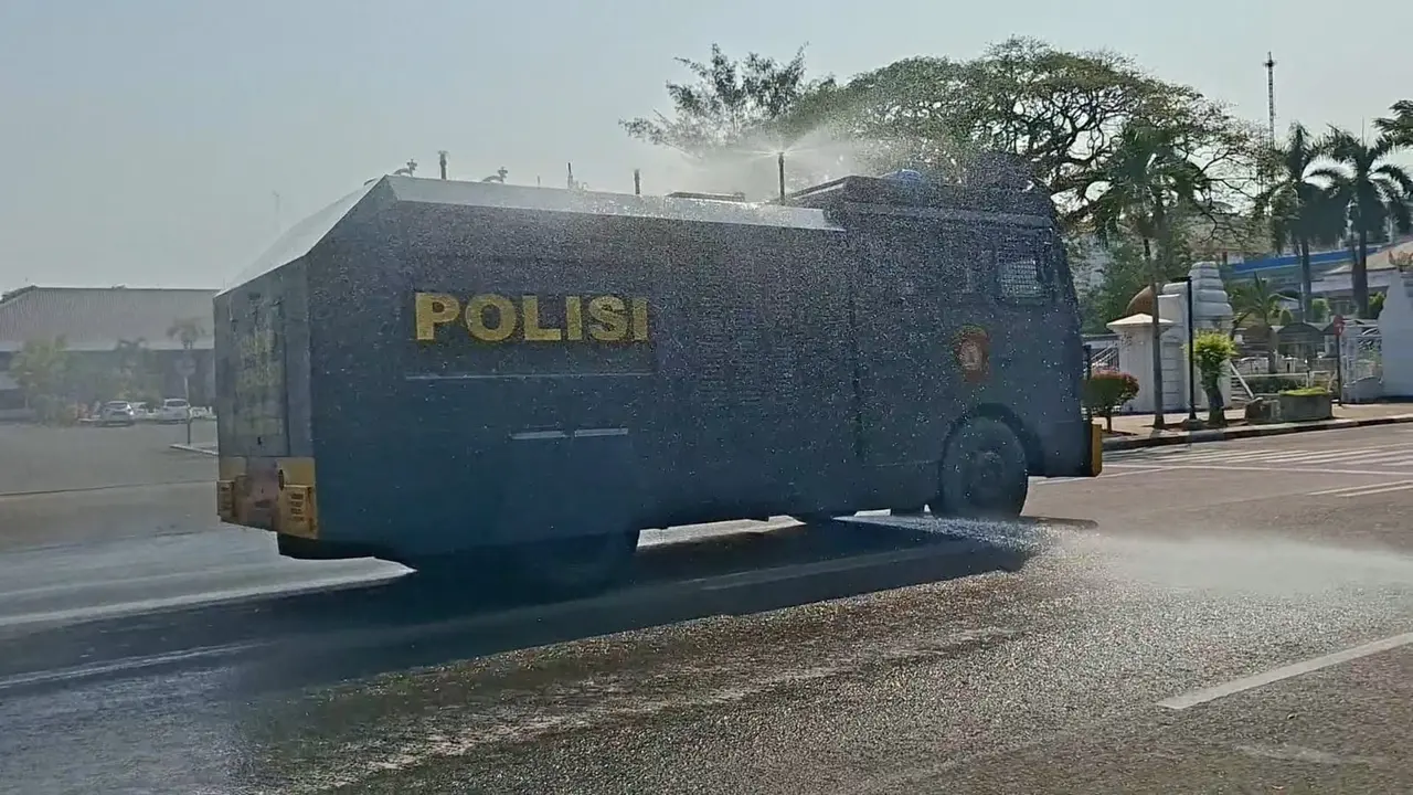 Water cannon semprot jalan di Kota Serang. (Liputan6.com/Yandhi Deslatama)
