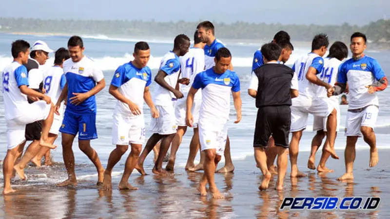 Persib Jalani Latihan di Kawasan Pantai