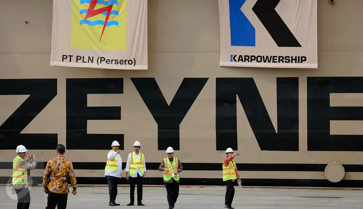 Presiden Jokowi meninjau Marine Vessel Power Plant di Pelabuhan IPC , Jakarta, Selasa (8/12/2015). Marine Vessel Power Plant adalah kapal buatan Turki yang disewa oleh PLN selama 5 tahun. (Liputan6.com/Faizal Fanani)