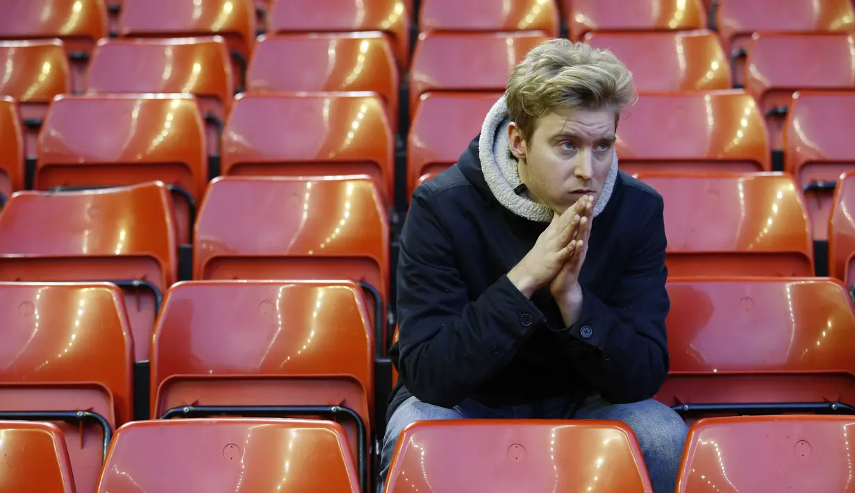 Seorang Suporter Tottenham Hotspur terlihat sedih saat timnya gagal menang melawan Liverpool pada lanjutan Liga Inggris di Stadion Anfield, Liverpool, Minggu (3/4/2016) dini hari WIB. (Action Images via Reuters/Carl Recine)