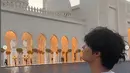 <p>Song Geon Hee aktor drama hits Lovely Runner mengunjungi Sheikh Zayed Grand Mosque di Abu Dhabi. (Foto: Instgaram/ songgeonhee)</p>