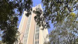 Anggota media melaporkan dari luar gedung kantor tempat otoritas pajak India menggerebek kantor BBC di New Delhi, Selasa (14/2/2023). Otoritas pajak India melakukan penggeledahan kantor BBC di New Delhi, kata seorang jurnalis di lembaga penyiaran itu kepada AFP, beberapa minggu setelah menayangkan film dokumenter yang mengkritik Perdana Menteri Narendra Modi. (Sajjad HUSSAIN / AFP)
