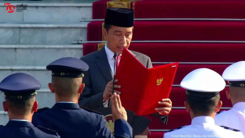 Presiden Joko Widodo saat melantik para perwira TNI Polri dalam acara Prasetya Perwira TNI-Polri Tahun 2024 di Istana Merdeka Jakarta, Selasa (16/7/2024). (Istimewa)