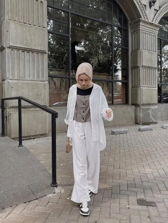 Tambahkan plaid blouse sebagai inner untuk OOTD dengan outer dan kulot putihmu. Makin kece! (Instagram/helminursifah).