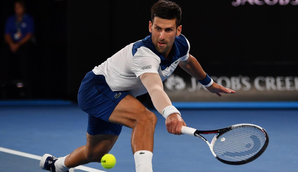 Petenis Serbia, Novak Djokovic berusaha mengembalikan bola ke arah petenis Korea, Hyeon Chung pada ajang Australia Terbuka 2018 di Melbourne,  (22/2/2018). Djokovic kalah 6-7, 5-7, 6-7. (AFP/Saeed Khan)