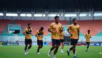 Para pemain Bhayangkara Presisi FC sedang melaksanakan official training di Stadion Pakansari, Cibinong, Kabupaten Bogor, Kamis (06/02/2025).
