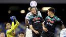 Bek Napoli, Konstantinos Manolas (tengah) berduel udara dengan striker Inter Milan, Romelu Lukaku dalam laga lanjutan Liga Italia 2020/2021 pekan ke-31 di Diego Armando Maradona Stadium, Minggu (18/4/2021). Napoli bermain imbang 1-1 dengan Inter. (LaPresse via AP/Alessandro Garofalo)
