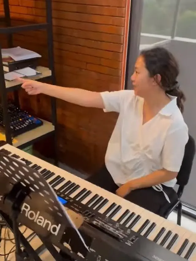 Keseruan Sherina Munaf menggarap musik dan lagu-lagu untuk film Petualangan Sherina 2. (Foto: Instagram/mirles)