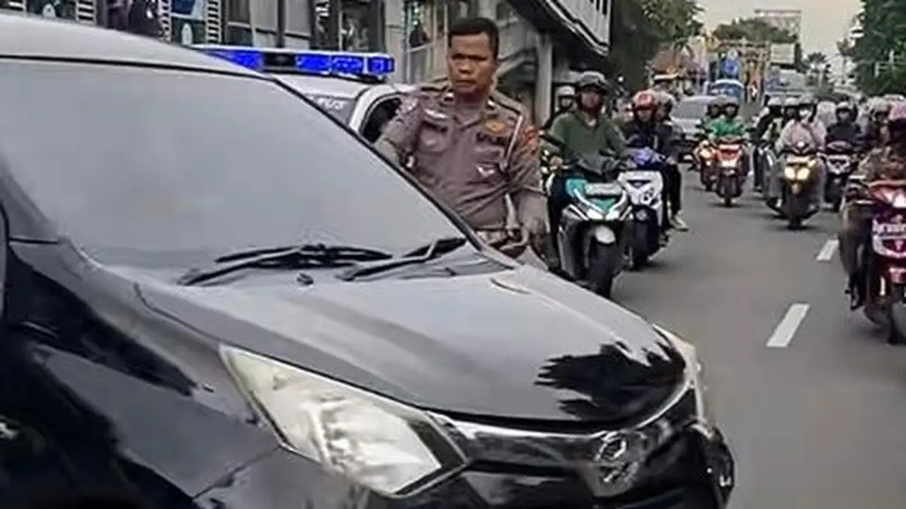 Viral aksi nekat mobil lawan arus di Jalan Gunung Sahari, Sawah Besar, Jakarta Pusat.