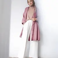 Kamu bisa memadukan outerwear dengan turtleneck warna merah muda dan wide leg pants warna putih. Untuk hijab, kamu juga bisa memakai hijab segi empat warna nude. (Instagram/ffdilla).