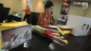 Setangkai bunga mawar merah disiapkan untuk nasabah di Kantor Cabang BNI Tebet, Jakarta (5/7). Tema BNITu Digital yakni pencanangan digitalisasi pada seluruh aspek layanan dan operasional perbankan. (Merdeka.com/Arie Basuki)