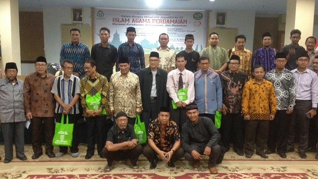 Pengurus Jemaah Ahmadiyah turut menghadiri seminar nasional yang bertema "Islam Agama Perdamaian" yang diselenggarakan di Aula Rektorat UIN Alauddin Makassar (Liputan6.com/ Eka Hakim)