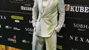 Aktor Bollywood Varun Dhawan tiba untuk menghadiri penghargaan International Indian Film Academy (IIFA) Awards ke-23 di Abu Dhabi, Uni Emirat Arab, Jumat, 26 Mei 2023. (AP Photo/Kamran Jebreili)